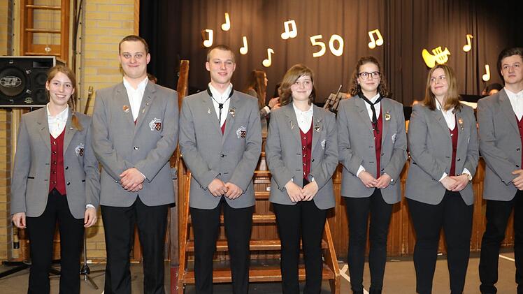 Ehrennadel in Bronze für 10 Jahre aktives Musizieren (von links):  Marie Grappendorf, Moritz Martens, Jakob Martens, Johanna Martens, Nina-Sophie Zink, Jana Weber,  und Christian Schramm.  Foto: Heiko Grappendorf.