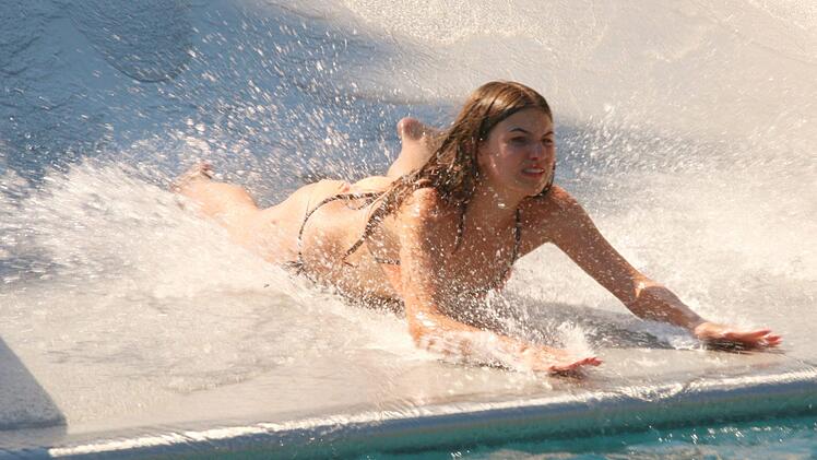 Wer kann, sucht zurzeit ein Freibad auf.  Josef Hofbauer