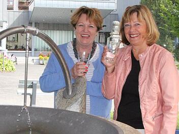 Glücklich über diesen Erfolg: Bürgermeisterin Brigitte Meyerdierks (links) und Karin Bauer, Leiterin der Tourist-Info, am Georgi-Sprudel Foto: Ulrike Müller