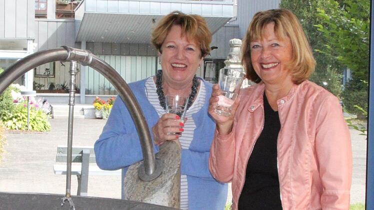 Glücklich über diesen Erfolg: Bürgermeisterin Brigitte Meyerdierks (links) und Karin Bauer, Leiterin der Tourist-Info, am Georgi-Sprudel Foto: Ulrike Müller