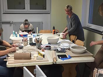 Die kreativen Frauen des Gartenbauvereins töpfern in dem neuen Dorftreff. Foto: privat