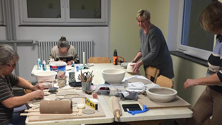 Die kreativen Frauen des Gartenbauvereins töpfern in dem neuen Dorftreff. Foto: privat