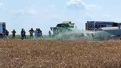 Tatkräftig unterstützt wurden die Feuerwehren von Landwirten mit Wasserfässern.