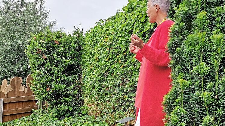 Jutta Kriegler erklärt anschaulich die verschiedenen Pflanzen und Stationen im Bibelgarten in Sondheim.