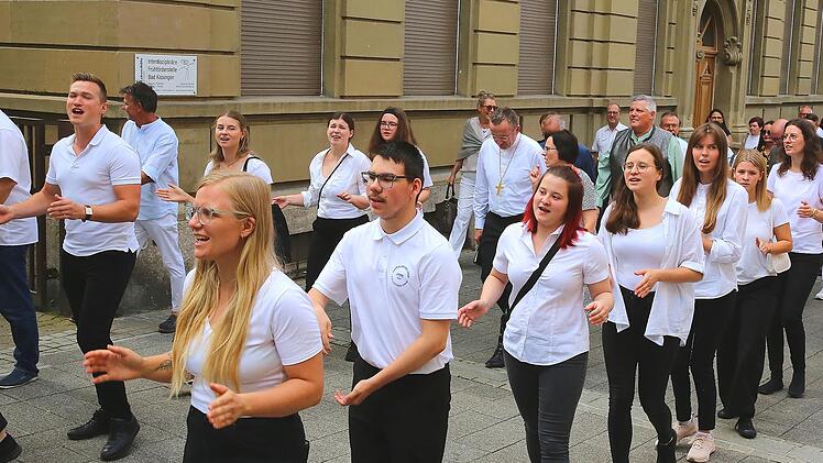 Der junge Gospelchor PraiSing probt ab 26. September wieder alle 14 Tage freitags.
