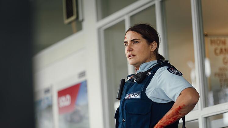 Da denkt man, mit der Niederschlagung eines bewaffneten Bank&uuml;berfalls habe man den unangenehmsten Teil des Tages &uuml;berstanden, da steht man pl&ouml;tzlich seiner Ex gegen&uuml;ber, auf die man nicht gut zu sprechen ist. Police Constable Deb Brighton (Morgana O'Reilly) glaubt ihren Augen nicht.