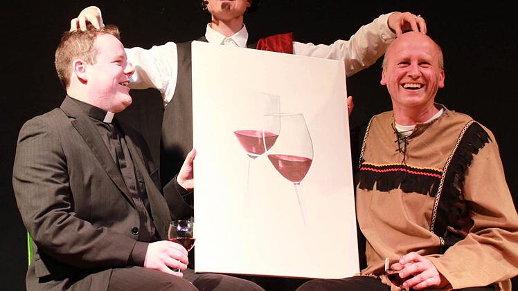Sabine Liebler stellt als "weltbekanntes Genie" die Verknüpfung zwischen Kaplan Andreas Kneitz und Bürgermeister Stefan Paulus her und hält Kirche und Politik in ihrem Kunstwerk fest.  Foto: cr
