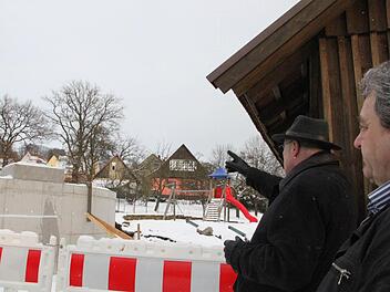Donnerstagnachmittag machte sich der Bauausschuss der Gemeinde Mainleus ein Bild vom umstrittenen Löschwasserbehälter in Wernstein. Bürgermeister Dieter Adam (Zweiter von rechts) schilderte die Entstehungsgeschichte des Bauwerks. Mit im Bild Gemeinderat Erich Luthardt.