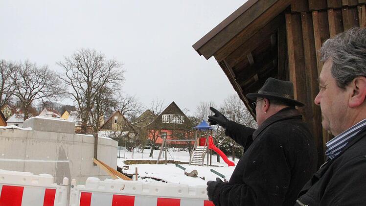 Donnerstagnachmittag machte sich der Bauausschuss der Gemeinde Mainleus ein Bild vom umstrittenen Löschwasserbehälter in Wernstein. Bürgermeister Dieter Adam (Zweiter von rechts) schilderte die Entstehungsgeschichte des Bauwerks. Mit im Bild Gemeinderat Erich Luthardt.