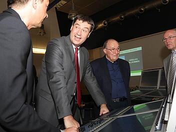 Sie unterhalten sich über die Technik des digitalen Mischpults (von links): Wolfgang Salzbrenner, Finanzminister Markus Söder, Seniorchef Friedrich Salzbrenner und Landrat Günter Denzler.