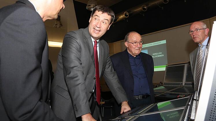 Sie unterhalten sich über die Technik des digitalen Mischpults (von links): Wolfgang Salzbrenner, Finanzminister Markus Söder, Seniorchef Friedrich Salzbrenner und Landrat Günter Denzler.