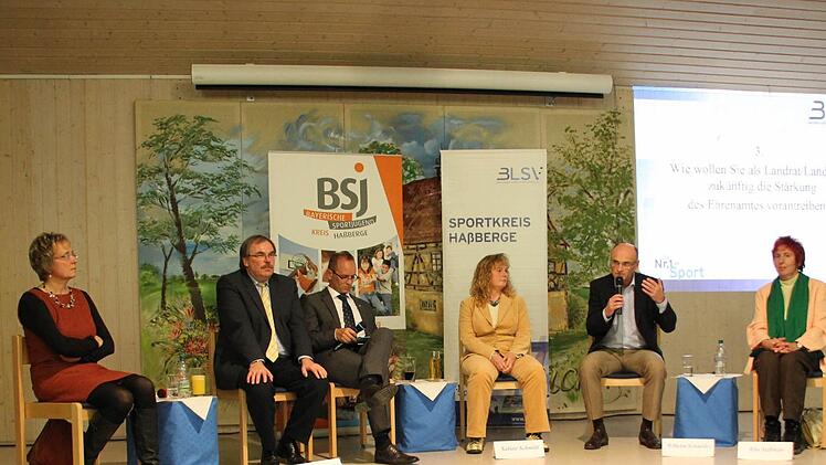 Den Fragen des Bayerischen Landessportverbandes und der Bayerischen Sportjugend stellten sich fünf Landratskandidaten. Unser Bild zeigt, von links: Birgit Bayer, Bernhard Ruß, Moderator Günther Jackl, Sabine Schmidt, Wilhelm Schneider und Rita Stäblein. Klemens Albert konnte nicht teilnehmen.  Foto: Klaus Schmitt