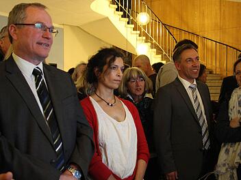 Alexander Tritthart (r.), Martin Oberle und dessen Lebensgefährtin Shanti Ray-Voigt verfolgen die Ergebnisse auf dem Bildschirm.  Foto: Christian Bauriedel