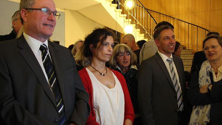 Alexander Tritthart (r.), Martin Oberle und dessen Lebensgefährtin Shanti Ray-Voigt verfolgen die Ergebnisse auf dem Bildschirm.  Foto: Christian Bauriedel