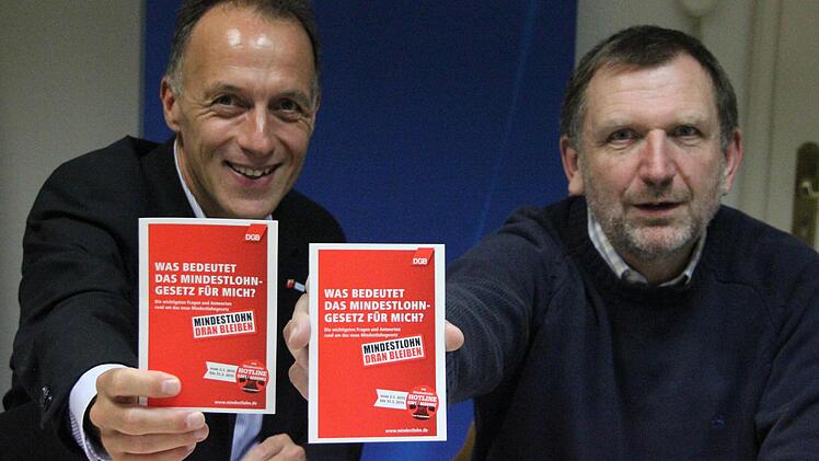 Mathias Eckardt (links) und Eckhard Schneider mit dem Flyer, der über den Mindestlohn informiert.   Foto: Friedwald Schedel