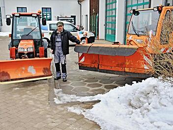 Einer der Bauhöfe, die den Winterdienst auf Gemeindestraßen selbst erledigten, ist der in Untermerzbach. Zwei Fahrzeuge, hier von Bauhofleiter Hubert Müller präsentiert, stehen zur Verfügung.  Foto: Helmut Will