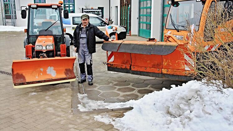 Einer der Bauhöfe, die den Winterdienst auf Gemeindestraßen selbst erledigten, ist der in Untermerzbach. Zwei Fahrzeuge, hier von Bauhofleiter Hubert Müller präsentiert, stehen zur Verfügung.  Foto: Helmut Will