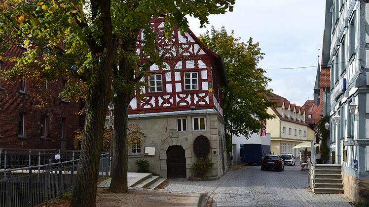 Am Mittwoch rollte der Verkehr in der Wiesentstraße noch. Die Baufirma hatte die Straße nicht gesperrt. "Doch die Sperrung kommt auf jeden Fall", sagt Roland Brütting vom Forchheimer Straßenverkehrsamt. Fotos: Ronald Heck