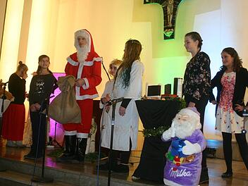 Wie es in einem Kaufhaus vor Weihnachten zugehen kann, führte die Theater-Arbeitsgemeinschaft der Realschule COI mit einem beträchtlichen Schuss Ironie einem begeisterten Publikum vor Augen. Foto: Martin Rebhan
