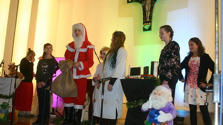 Wie es in einem Kaufhaus vor Weihnachten zugehen kann, führte die Theater-Arbeitsgemeinschaft der Realschule COI mit einem beträchtlichen Schuss Ironie einem begeisterten Publikum vor Augen. Foto: Martin Rebhan