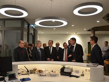 Beim Rundgang durch die sanierten Bereiche beeindruckte vor allem der neu gestaltete Empfang. Rainer Lutz