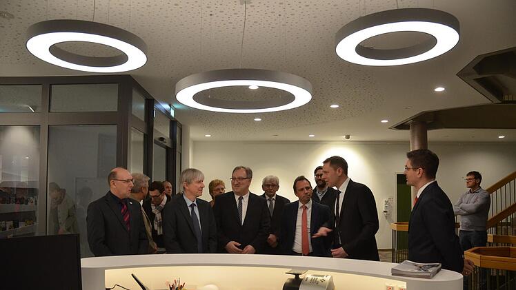 Beim Rundgang durch die sanierten Bereiche beeindruckte vor allem der neu gestaltete Empfang. Rainer Lutz