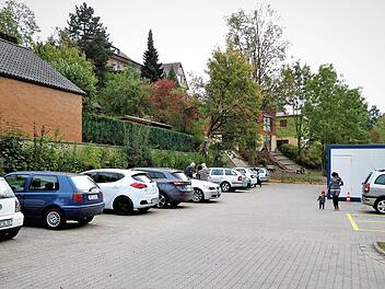 Die Parkplatzsituation am Zentralparkplatz hat sich mit den Containern als Übergangslösung für die Kita noch verschärft.  Foto: Werner Reißaus