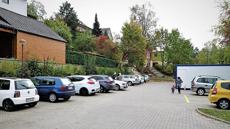 Die Parkplatzsituation am Zentralparkplatz hat sich mit den Containern als Übergangslösung für die Kita noch verschärft.  Foto: Werner Reißaus