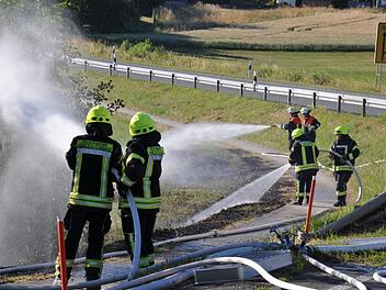 An der B 303 bei Höfles brannte eine Wiese.Foto: privat
