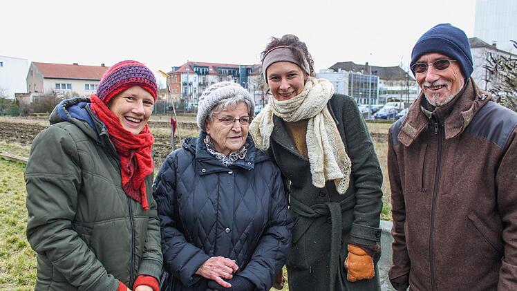 Heike Kettner von der BN-Projektwerkstatt mit Katharina Düsel, Hannah Richter und Albert Fresz (von links) am  Feld in der Heiliggrabstraße. Foto: Sebastian Martin