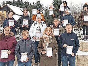 Die stolzen Besitzer des Deutschen Sportabzeichens (von links): Theo Rebhan, Maximilian Weber, Finn Gr&uuml;dl, Sarah Simon, Eric Hager, Christina M&uuml;ller, Klara Rebhan, Sophia Sch&uuml;lein, Silas Jakob, Tina L&ouml;ffler, Carmen L&ouml;ffler, Petra Porzelt-Rebhan und Marc Feuerpfeil