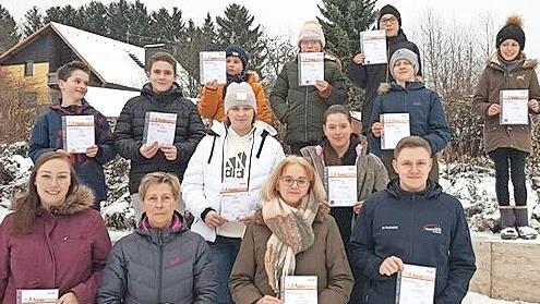 Die stolzen Besitzer des Deutschen Sportabzeichens (von links): Theo Rebhan, Maximilian Weber, Finn Grüdl, Sarah Simon, Eric Hager, Christina Müller, Klara Rebhan, Sophia Schülein, Silas Jakob, Tina Löffler, Carmen Löffler, Petra Porzelt-Rebhan und Marc Feuerpfeil