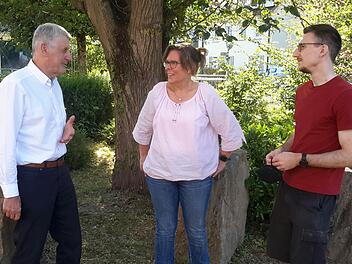 Bad Brückenaus 2. Bürgermeister Jürgen Pfister (links) bedankte sich bei der langjährigen Musikschulleiterin Daniela Wagner (Mitte) und beim Vorsitzenden des Trägervereins Jan Marberg (rechts) für deren großes Engagement. Beide geben in Kürze ihre...