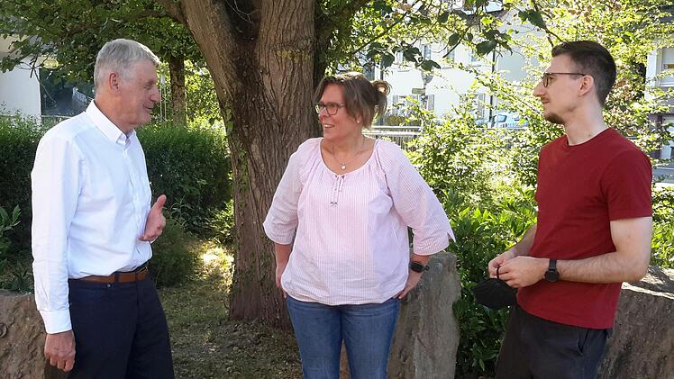 Bad Brückenaus 2. Bürgermeister Jürgen Pfister (links) bedankte sich bei der langjährigen Musikschulleiterin Daniela Wagner (Mitte) und beim Vorsitzenden des Trägervereins Jan Marberg (rechts) für deren großes Engagement. Beide geben in Kürze ihre...
