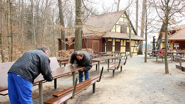 Franz und Friedrich Roppelt beim Aufbauen der Bierkeller-Bänke am Fuß des Kreuzbergs in Stiebarlimbach bei Hallerndorf.