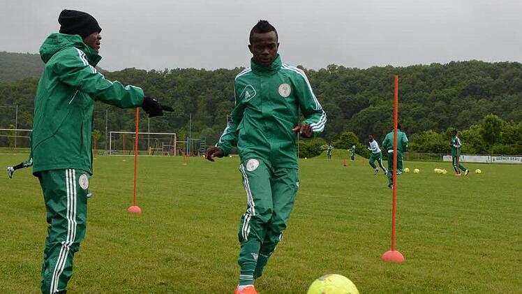 Anweisungen von Chef-Trainer John Obuh. Foto: Jürgen Schmitt
