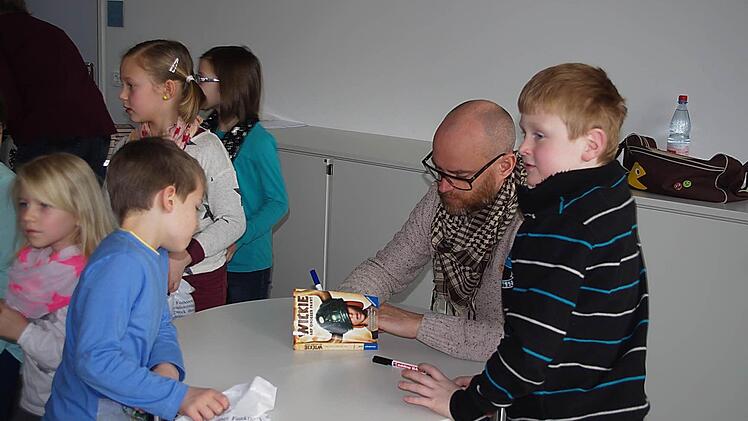 Luka-Elias (vorn) und viele seine Mitschüler kauften sich ein Thilo-Buch und ließen es von ihm signieren.