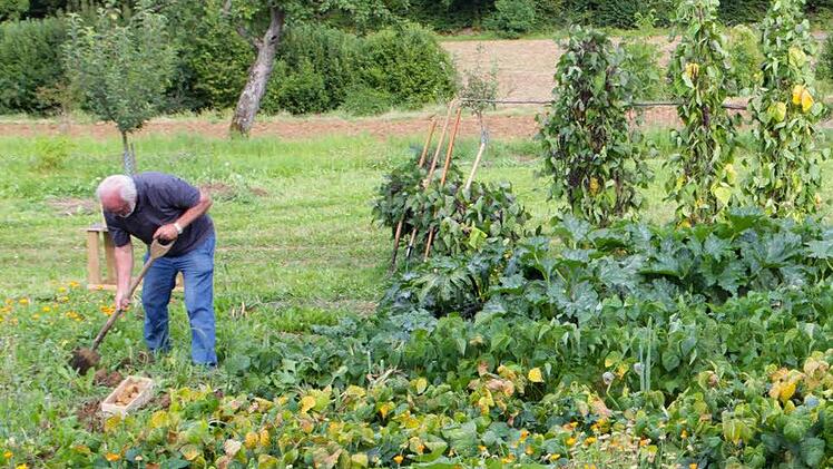 Jupp Schröder in seinem Garten Foto: Barbara Herbst