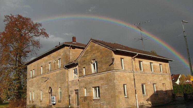 Der im Frühjahr abgerissene Bahnhof von Ebensfeld Foto: Matthias Höher
