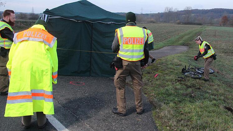Zu einem tödlichen Verkehrsunfall zwischen einem Radfahrer und einem Pkw ist es am Donnerstagmorgen zwischen Altendorf und Neuses an der Regnitz gekommen. Foto: NEWS5 / Merzbach