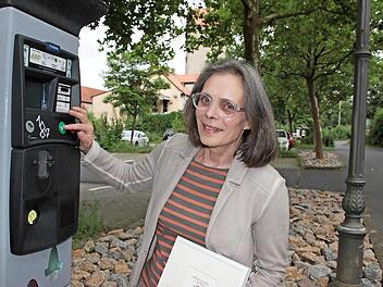 Die Künstlerin Mia Hochrein möchte den ungenutzten Parkscheinautomaten für eine bestimmte Zeit zum Kunstobjekt machen. Gäste sollen dort schon bald statt eines Parkscheins ein Kunstticket ziehen können. Foto: Heike Beudert