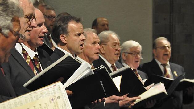 Der Gesangverein Edelwei&szlig; Winkels verl&auml;sst die "Bretter, die die Welt bedeuten". F&uuml;r einen letzten Gru&szlig; wurde er durch S&auml;nger der Bad Kissinger Kantorei verst&auml;rkt.  Peter Klopf