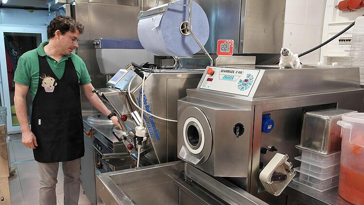 Augusto de Pellegrin (San Remo)  überprüft eine seiner Eismaschinen, in denen zu 100 Prozent Naturprodukte verarbeitet werden.