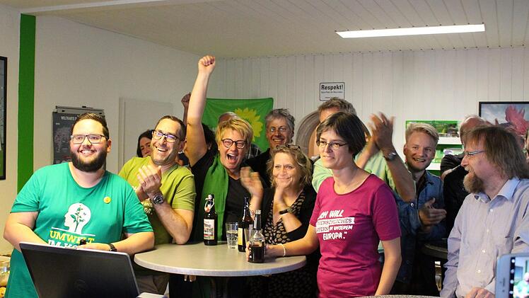 Jubel brandet auf, als Ina Sinterhauf (im rosa T-shirt) plötzlich vor Michael Busch (SPD) liegt.Foto: Ulrike Nauer