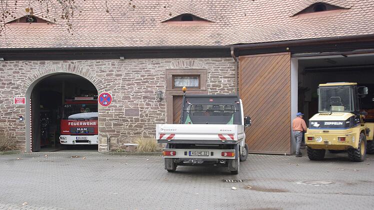Vom Erthal-Schloss zieht die Freiwillige Feuerwehr in ein neues Feuerwehrhaus im Trimberger Weg um.  Foto: Winfried Ehling/Archiv