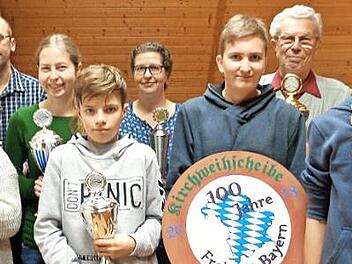 Im Bild von links: Andrea Schuster, Jörg Kleinlein, Isabell Häuslschmid, Phillip Öffner, Doris Häuslschmid, Matthias Grund, Karl Holzberger und Max Öffner  Foto: p