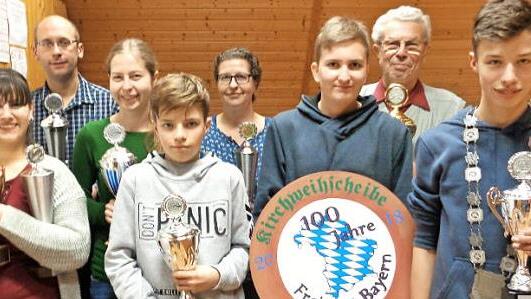 Im Bild von links: Andrea Schuster, Jörg Kleinlein, Isabell Häuslschmid, Phillip Öffner, Doris Häuslschmid, Matthias Grund, Karl Holzberger und Max Öffner  Foto: p
