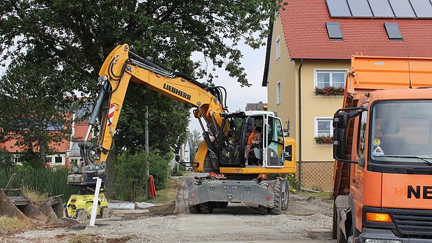 Im Ortsteil Wind wird zurzeit der Oberfl&auml;chenkanal verlegt. Im Anschluss soll die Kreisstra&szlig;e ausgebaut und ein Gehsteig gebaut werden.   Foto: Seeger