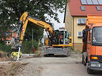 Im Ortsteil Wind wird zurzeit der Oberflächenkanal verlegt. Im Anschluss soll die Kreisstraße ausgebaut und ein Gehsteig gebaut werden.   Foto: Seeger