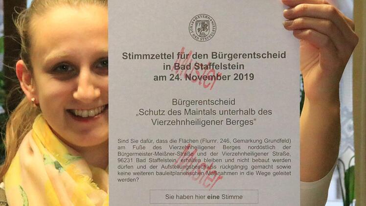 Natalie Böhmer von der Staffelsteiner Stadtverwaltung mit dem Muster eines Stimmzettels für den Bürgerentscheid. Foto: Matthias Einwag